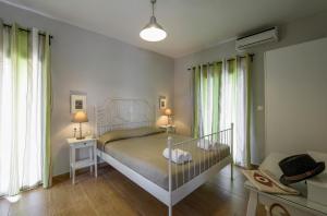 尼基季Villa Elli的一间卧室设有一张床和两个窗户。