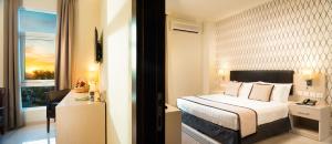 杜科姆杜科姆城市酒店 的酒店客房设有床和窗户。