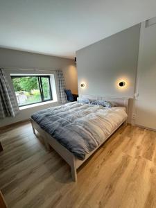 弗朗科尔尚Ver'Olive的一间卧室设有一张大床和一个窗户。