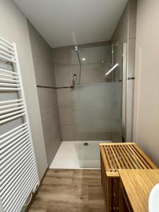 弗朗科尔尚Ver'Olive的带淋浴的浴室和玻璃门