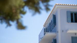 瓦西Akasha Suite IV的白色的公寓大楼设有蓝色阳台