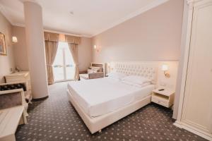 地拉那Lot Boutique Hotel by Hotels and Preference的卧室配有一张白色大床