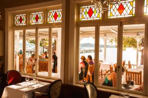 拉塞尔马尔伯勒公爵的餐厅里有人坐在桌子和窗户上