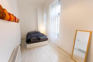 布达佩斯Palace District Apartment的一间卧室配有一张床和镜子