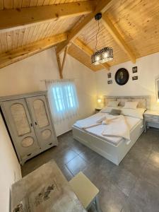 CsisztapusztaIbolya Apartman的一间卧室设有两张床和木制天花板