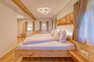 EibiswaldFerienhaus Wagnerfranzl的一间卧室设有一张大床,铺有木地板