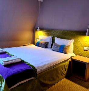 锡比乌CASA GRINDA的一间卧室配有一张大床和两个枕头