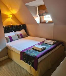 锡比乌CASA GRINDA的一间小房间,阁楼上配有一张床