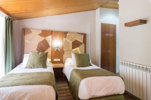 阿林萨尔Hotel Princesa Parc的一间酒店客房,房间内设有两张床