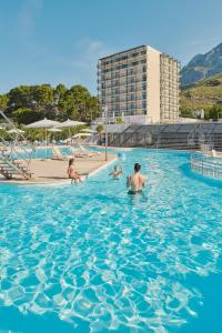 图彻皮Bluesun hotel Neptun - All inclusive的一群人在游泳池游泳