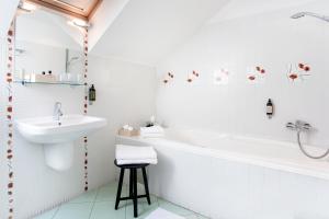 科希策布里斯托尔精品酒店的一间带水槽、浴缸和卫生间的浴室