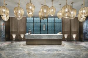 武汉武汉光谷皇冠假日酒店的大堂设有大浴缸和吊灯。