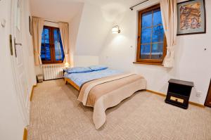 扎科帕内Willa Topaz的一间卧室设有一张床和两个窗户。