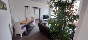 贝利茨Modernes wohnen im alten Beelitz Wohnung 2的客厅配有桌子和一些植物