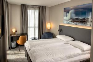 波多Comfort Hotel Bodø的配有一张床和一张书桌的酒店客房