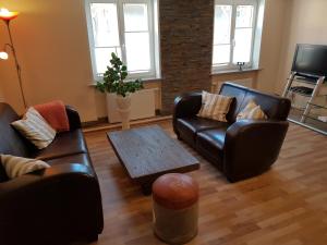 贝利茨Modernes wohnen im alten Beelitz Wohnung 1的客厅配有两张沙发和一张咖啡桌