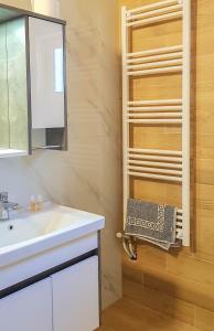 PeshtanVilla Goliku的一间带水槽和毛巾架的浴室