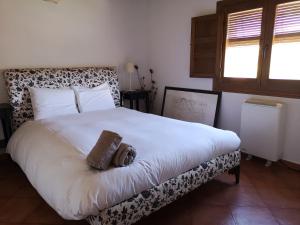 AblanqueLa Casa Blanca del Alto Tajo的一间卧室,床上有泰迪熊
