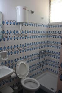 拉加纳斯MARIA STUDIOS LAGANAS的浴室配有卫生间、盥洗盆和浴缸。