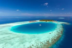 马累马尔代夫环球度假村的海洋中的一个岛屿