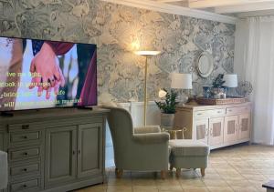 罗威Rowy Luxury的客厅配有梳妆台上的平面电视