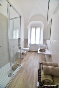 瓦里格提Suite Varigotti的带淋浴和卫生间的白色浴室