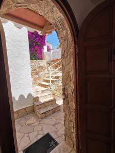 滨海托萨Casa Morisca的通往带拱门和楼梯的房屋的入口