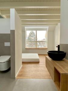 布伦瑞克“STADT-LAND-SCHEUNE” - luxuriös in alten Gemäuern的浴室设有黑色碗水槽和窗户。