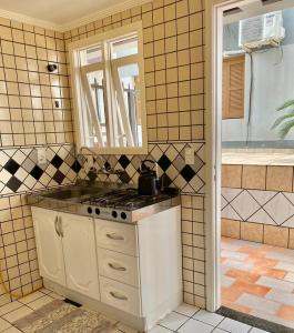 托雷斯Residencial Nápole的浴室设有带炉灶和水槽的厨房