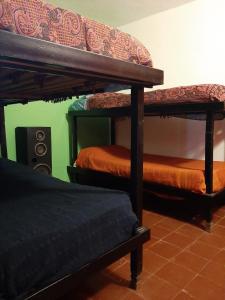 科斯金Patio de Molina a 100m de la Plaza del Folkore的一间房间,设有三张双层床