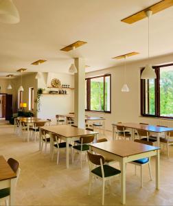 RoccamoriceDimore Montane的用餐室设有桌椅和窗户。