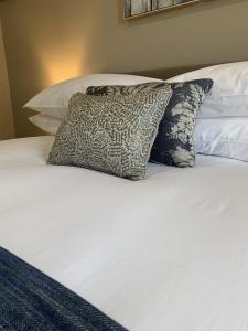 BellwayThe Cedar Country Hotel的床上有2个枕头