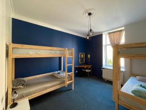里加希娜蒙莎莉背包客旅馆的一间卧室配有两张双层床和一张书桌