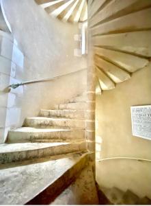 勒芒圣佛莱稣住宿加早餐旅馆的墙上有标志的建筑的楼梯