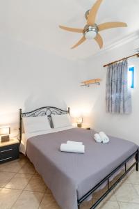 加藤扎克罗斯Anthia Apartment Sea View的一间卧室配有一张床和吊扇