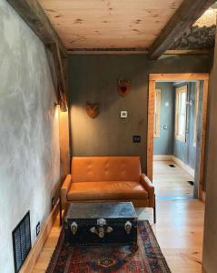 AccordStonehill's Farmhouse的客厅配有橙色沙发和桌子