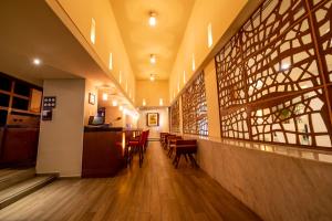 阿卡普尔科阿卡普尔科帝国酒店的走廊上设有桌椅的餐厅