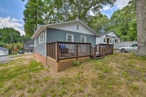 坎纳波利斯Pet Friendly Kannapolis Home with Fenced-in Yard!的一个带门廊和围栏的房子