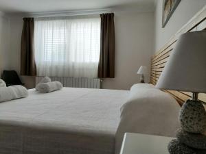 维拉弗兰卡宾纳戴斯Cal Roig Hotel Rural的一间卧室设有一张大床和一个窗户。