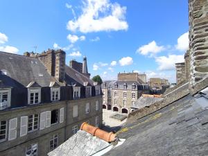 富热尔Le Nid - Fougères centre historique的从建筑屋顶上可欣赏到城市美景