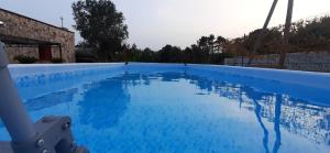 马丁纳弗兰卡Villa relax的蓝色海水大型蓝色游泳池