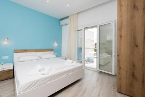 Diamanti Apartments Downtown Limenas Thasos客房内的一张或多张床位