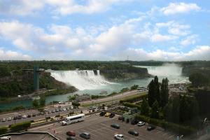 尼亚加拉瀑布Crowne Plaza Hotel-Niagara Falls/Falls View, an IHG Hotel的享有尼亚加拉河和城市的景色