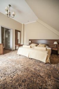 奥尔库什迪沃勒瑞克纳德罗斯路易斯弗恩酒店的一间设有两张床和木制床头板的大卧室