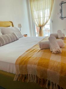 阿莫利亚尼岛Villa Evi的床上有毯子和枕头