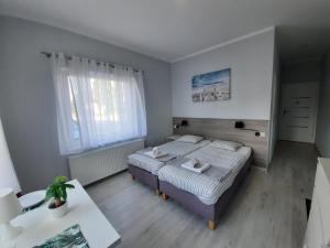 米兹多洛杰Villa Międzyzdroje的一间卧室配有一张床和一张桌子
