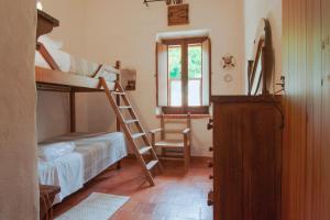圣乔万尼·迪·希尼斯Villa San Marco - Casa esclusiva nel Sinis的一间卧室配有两张双层床和椅子