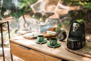 卡拉斯拉雅波利亚纳ЛЕС глэмпинг и спа的桌子,茶杯,茶壶和时钟
