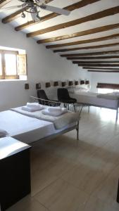ZurgenaCasa De Los Sueños的客房设有两张床和带横梁的天花板。