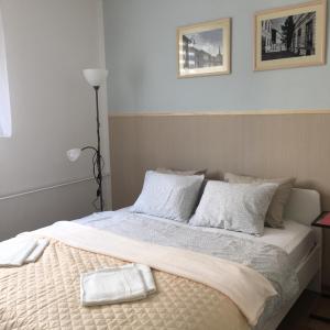 布拉迪斯拉发Utešené Apartmány - Bratislava - Trnavské mýto的一间卧室配有带白色床单和枕头的床。